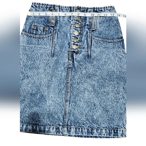 Vintage Nuovo Acid Wash Denim Mini Skirt – High-Waisted, Button Fly, Size 7 - Picture 4 of 6